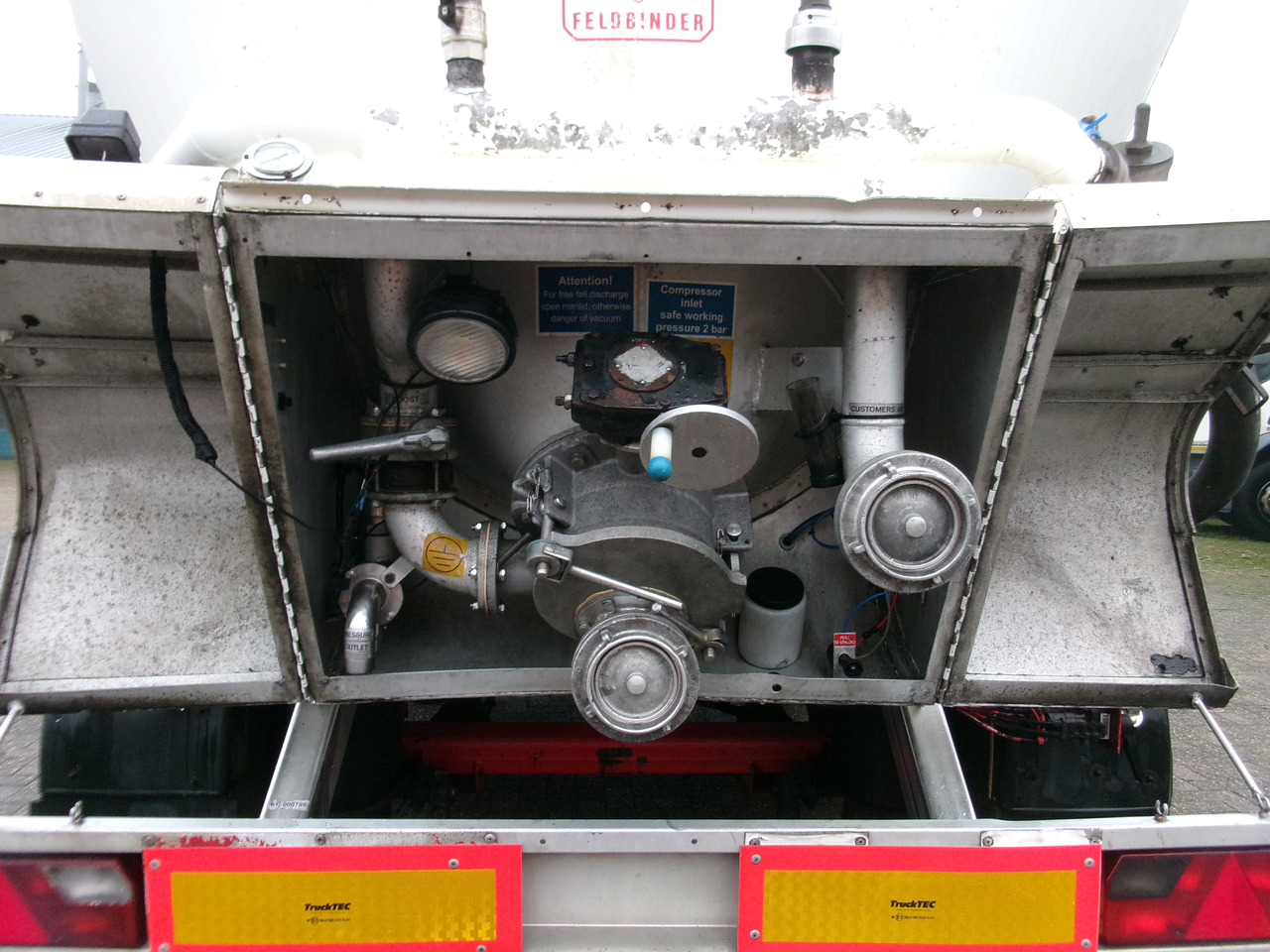 Cisterna semirremolque para transporte de harina Feldbinder Powder tank alu 41 m3 (tipping): foto 11