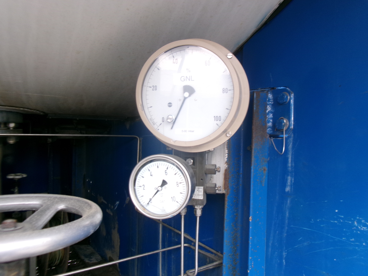 Cisterna semirremolque para transporte de gas Indox Low-pressure LNG gas tank inox 56.2 m3 / 1 comp: foto 9