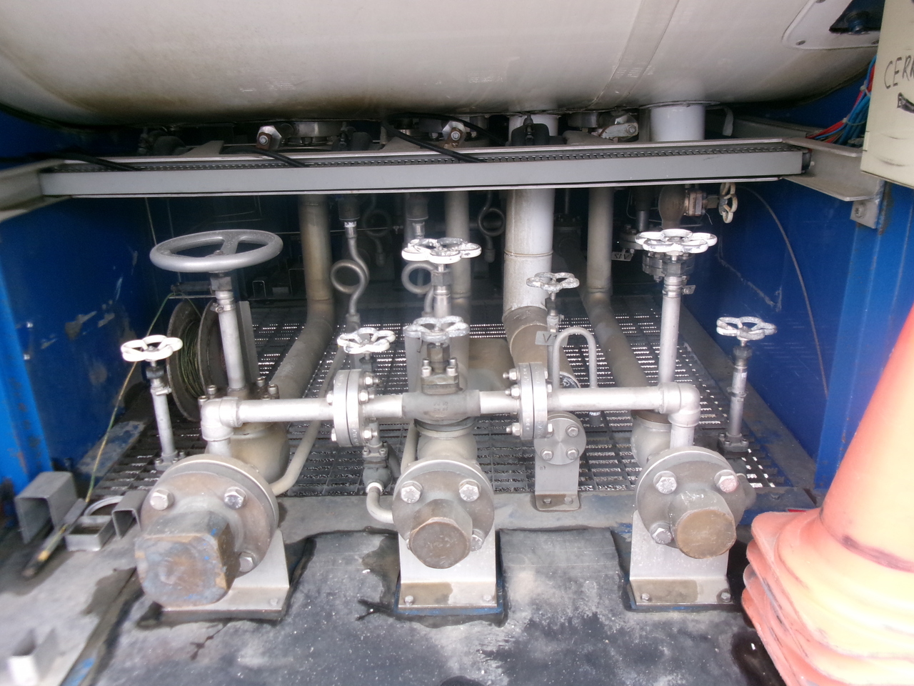 Cisterna semirremolque para transporte de gas Indox Low-pressure LNG gas tank inox 56.2 m3 / 1 comp: foto 6