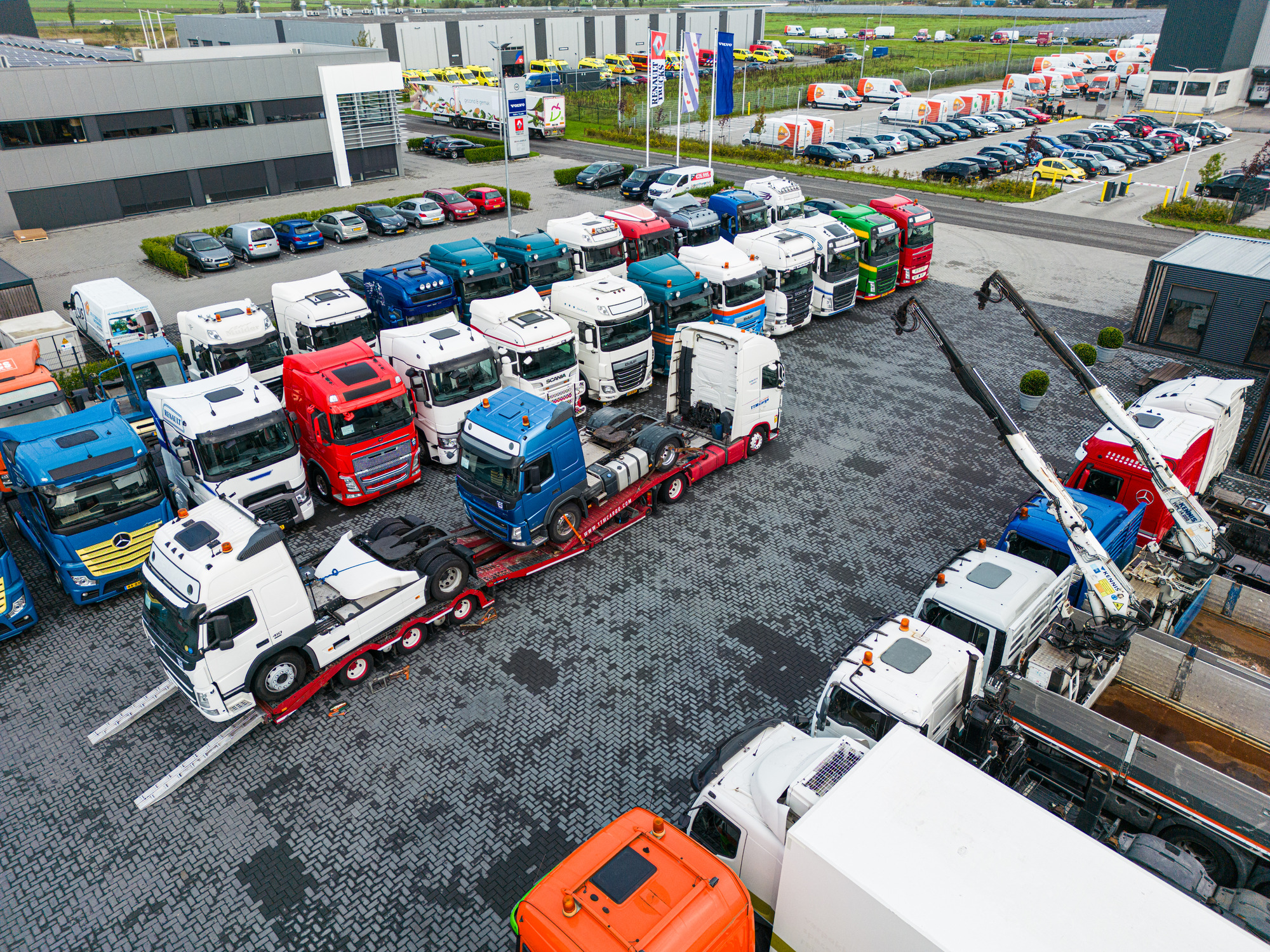 LVS Used TRUCKS - Cabezas tractoras - Año: 2016, caja de cambios: automática undefined: foto 3