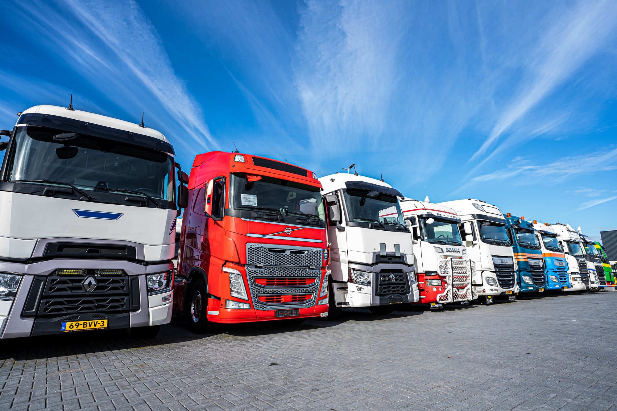 LVS Used TRUCKS - Cabezas tractoras - Año: 2016, caja de cambios: automática undefined: foto 1