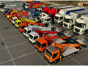 Camión con plataforma elevadora NISSAN