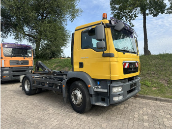 Multibasculante camión MAN TGM 15.290