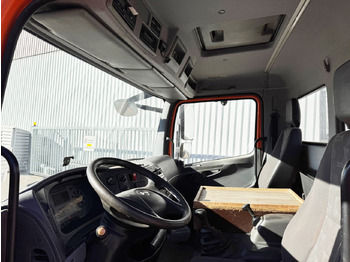 Foto del interior 1: Volquete camión Mercedes-Benz Atego 818 K 4x2 Atego 818 K 4x2, 2x AHK