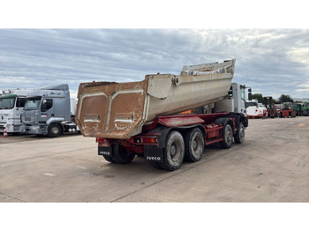 Volquete camión Iveco EUROTRAKKER 320 E 35 (GRAND PONT / LAMES / POMPE MANUELLE / 8X4 / CURSOR 8): foto 5
