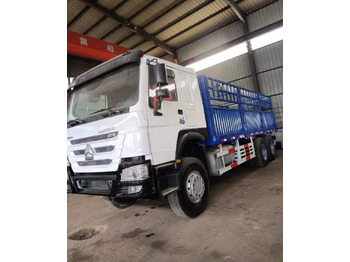 Camión caja cerrada SINOTRUK HOWO