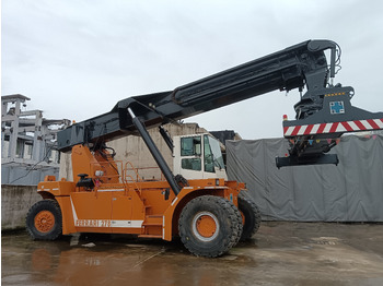 Reach stacker