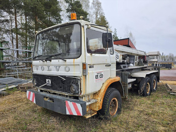 Camión con plataforma elevadora VOLVO