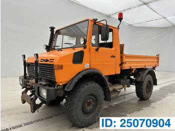 Volquete camión UNIMOG