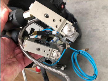 Máquina de impresión Dynatec Quattro Challenger glue melter with two application nozzles Dy 2002 control unit for 8 channels: foto 3 Máquina de impresión Dynatec Quattro Challenger glue melter with two application nozzles Dy 2002 control unit for 8 channels: foto 3