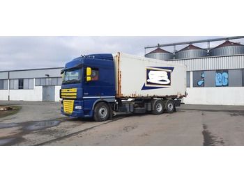 Camión caja cerrada DAF XF 105 460