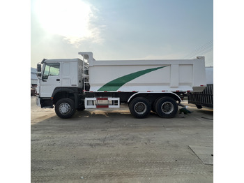 Camión caja cerrada SINOTRUK HOWO