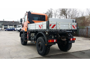 Volquete camión UNIMOG U300