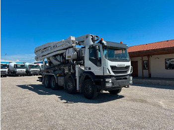 Camión hormigonera con bomba IVECO Trakker