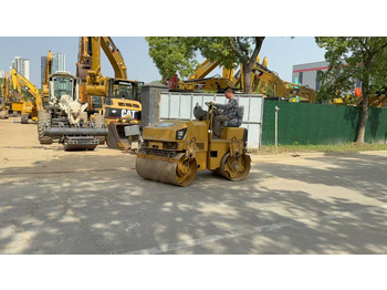 Apisonadora de asfalto CATERPILLAR CB24B: foto 3