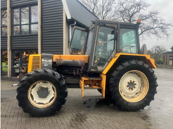 Tractor RENAULT