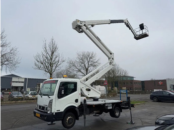 Camión con plataforma elevadora NISSAN
