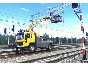 Camión con plataforma elevadora VOLVO