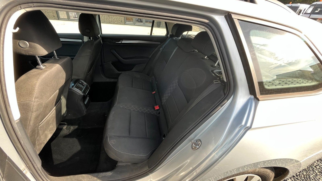 Coche familiar Skoda Superb Combi Active: foto 7