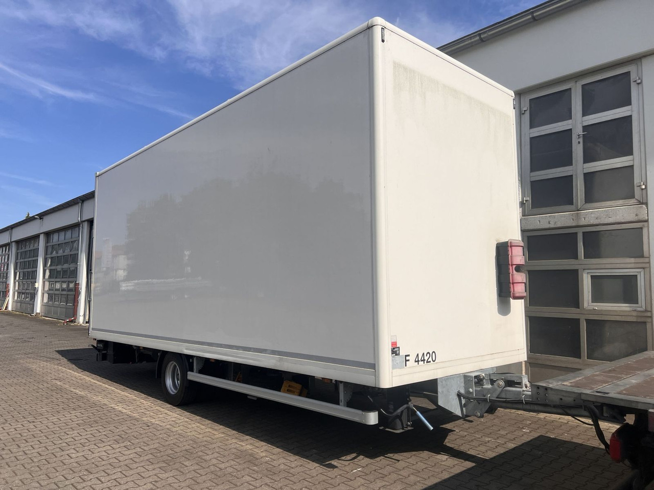 Ackermann 1 Achs Kofferanhänger mit Ladebordwand 10,5 t G - Caja cerrada remolque: foto 2 Ackermann 1 Achs Kofferanhänger mit Ladebordwand 10,5 t G - Caja cerrada remolque: foto 2