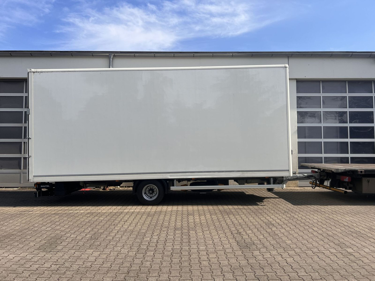 Ackermann 1 Achs Kofferanhänger mit Ladebordwand 10,5 t G - Caja cerrada remolque: foto 4 Ackermann 1 Achs Kofferanhänger mit Ladebordwand 10,5 t G - Caja cerrada remolque: foto 4