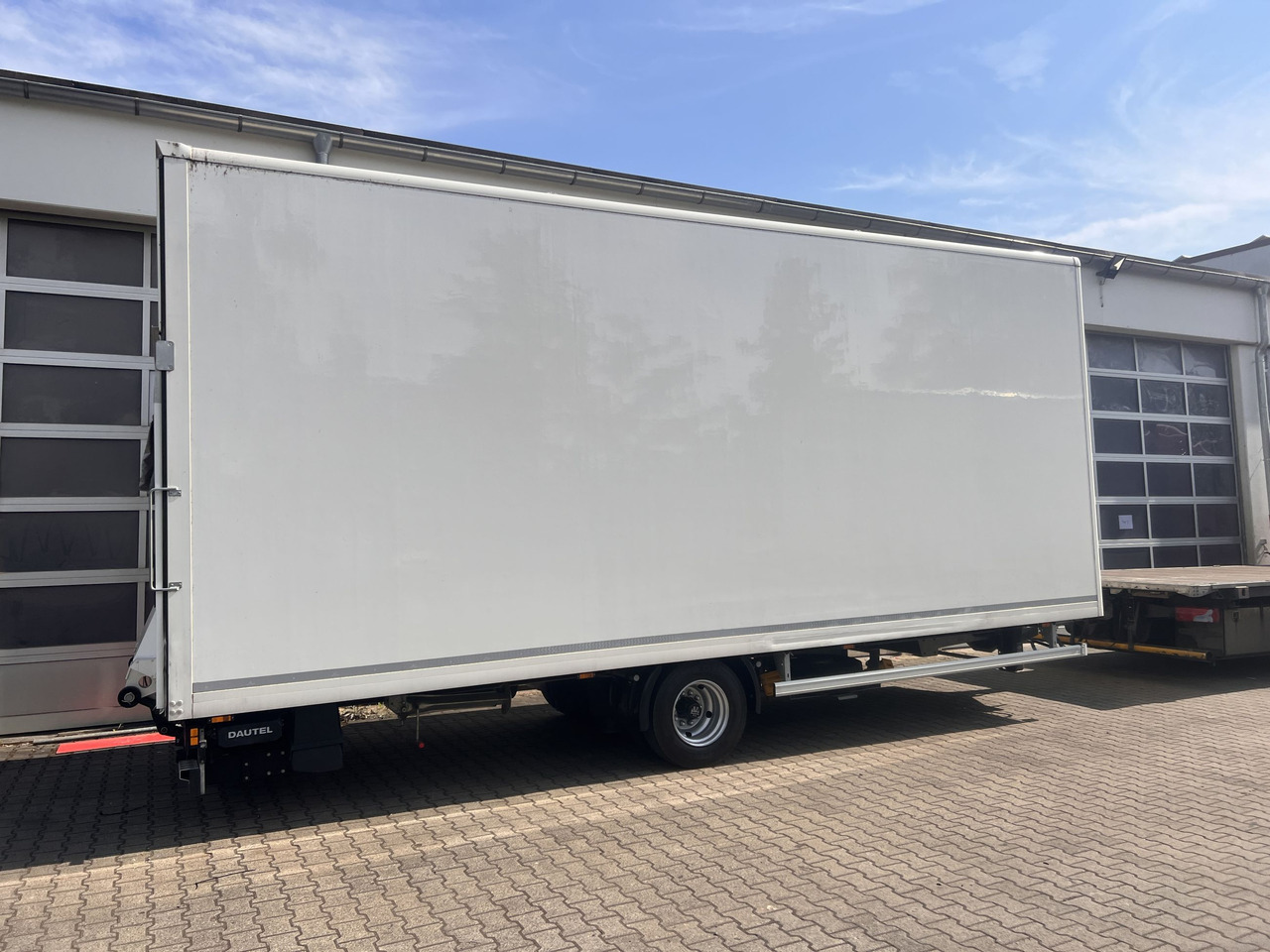 Ackermann Z-KA-F10.5/7,5 1 Achs Kofferanhänger mit Ladebordwand 10,5 t GG - Caja cerrada remolque: foto 5 Ackermann Z-KA-F10.5/7,5 1 Achs Kofferanhänger mit Ladebordwand 10,5 t GG - Caja cerrada remolque: foto 5