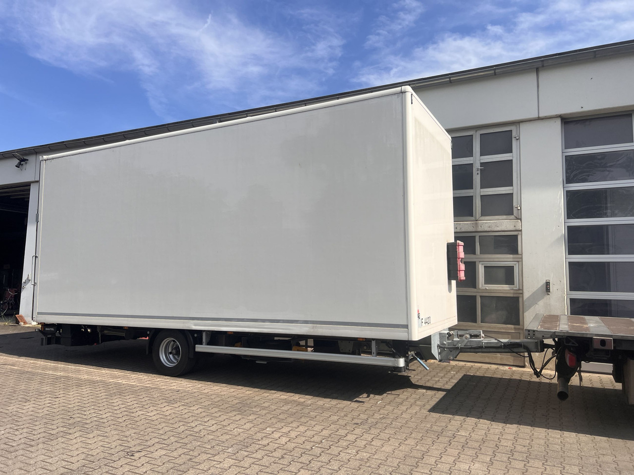 Ackermann Z-KA-F10.5/7,5 1 Achs Kofferanhänger mit Ladebordwand 10,5 t GG - Caja cerrada remolque: foto 3 Ackermann Z-KA-F10.5/7,5 1 Achs Kofferanhänger mit Ladebordwand 10,5 t GG - Caja cerrada remolque: foto 3