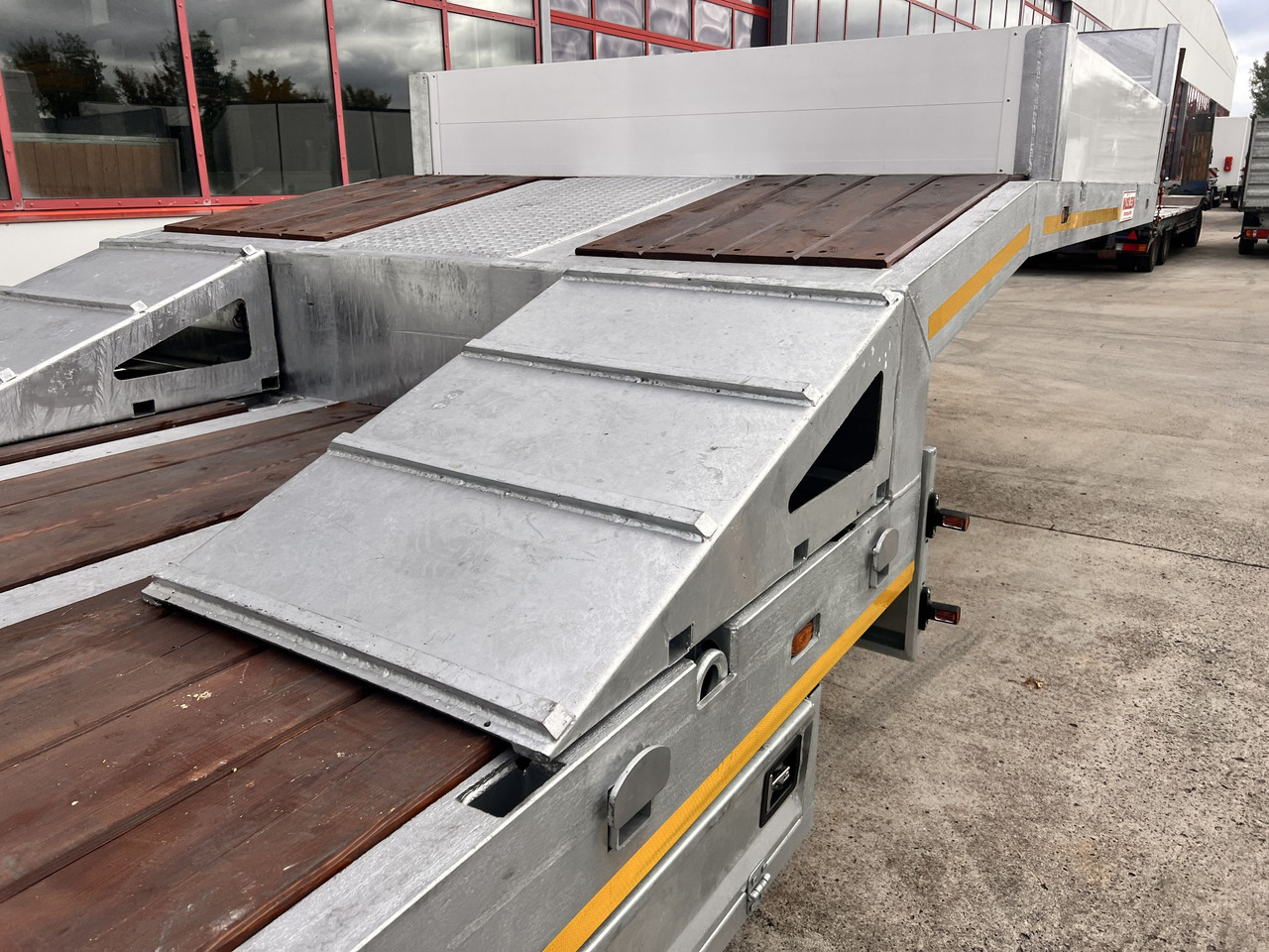 Möslein ST 3 3 Achs Satteltieflader neu - Góndola rebajadas semirremolque: foto 4 Möslein ST 3 3 Achs Satteltieflader neu - Góndola rebajadas semirremolque: foto 4