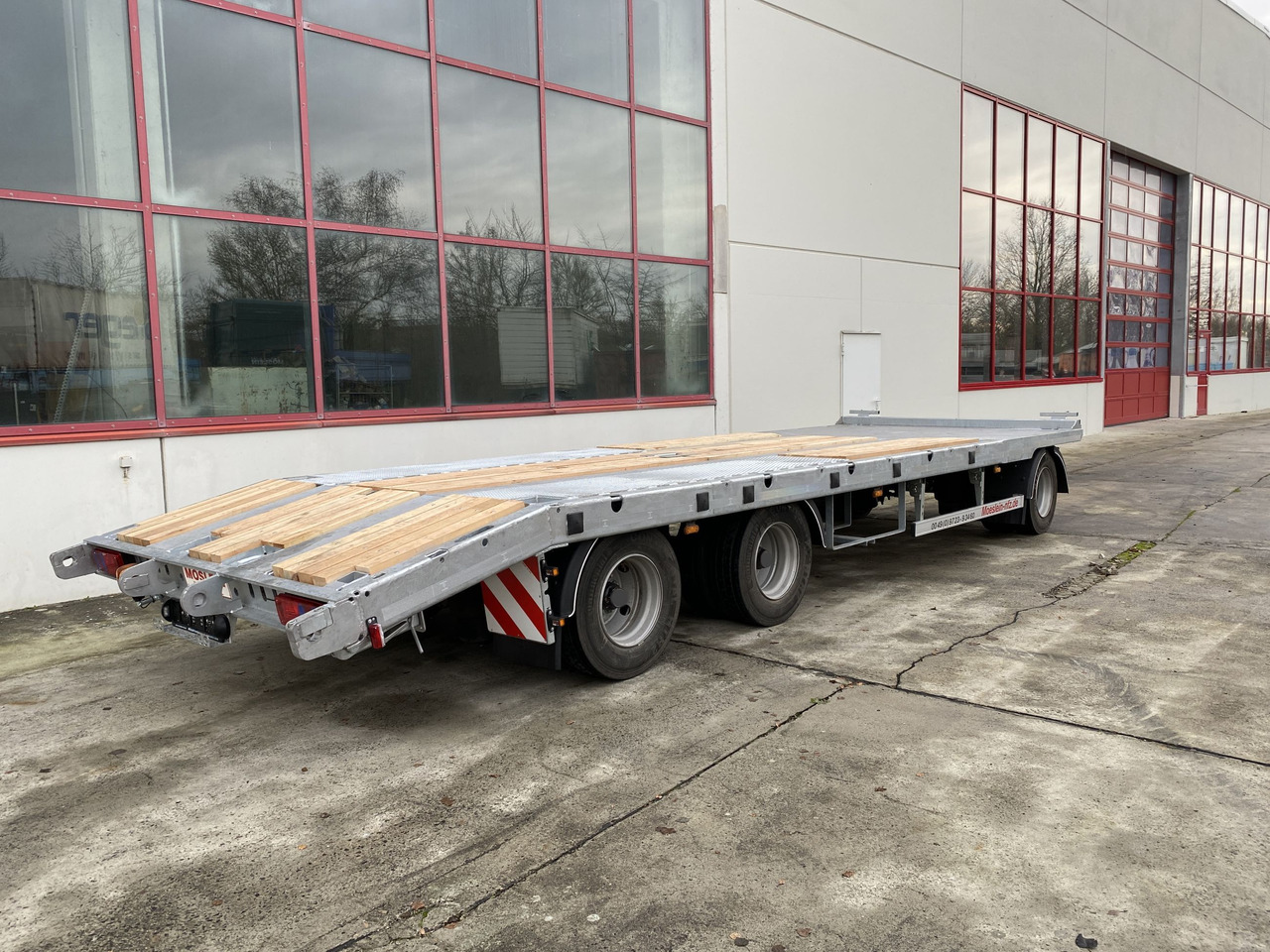 Möslein T 3-8,20 P OR 3 Achs Tieflader gerader Ladefläche 8,10 m,Neufahrzeug - Góndola rebajadas remolque: foto 2 Möslein T 3-8,20 P OR 3 Achs Tieflader gerader Ladefläche 8,10 m,Neufahrzeug - Góndola rebajadas remolque: foto 2