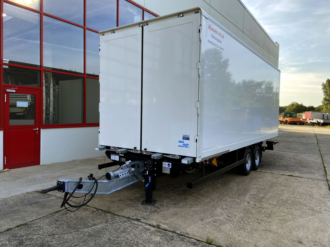 Möslein TK0105D-L Weiß Tandem Koffer, Ladebordwand 1,5 t + DurchladbarNeufahrzeug -- - Caja cerrada remolque: foto 4 Möslein TK0105D-L Weiß Tandem Koffer, Ladebordwand 1,5 t + DurchladbarNeufahrzeug -- - Caja cerrada remolque: foto 4