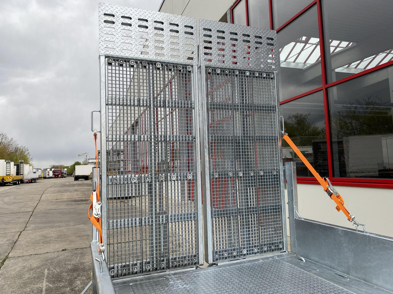 Möslein TT 11-E6x2 hydr. Rampen Tieflader für Fräsen breiten hydraulischen Rampen, Neu - Góndola rebajadas remolque: foto 2 Möslein TT 11-E6x2 hydr. Rampen Tieflader für Fräsen breiten hydraulischen Rampen, Neu - Góndola rebajadas remolque: foto 2