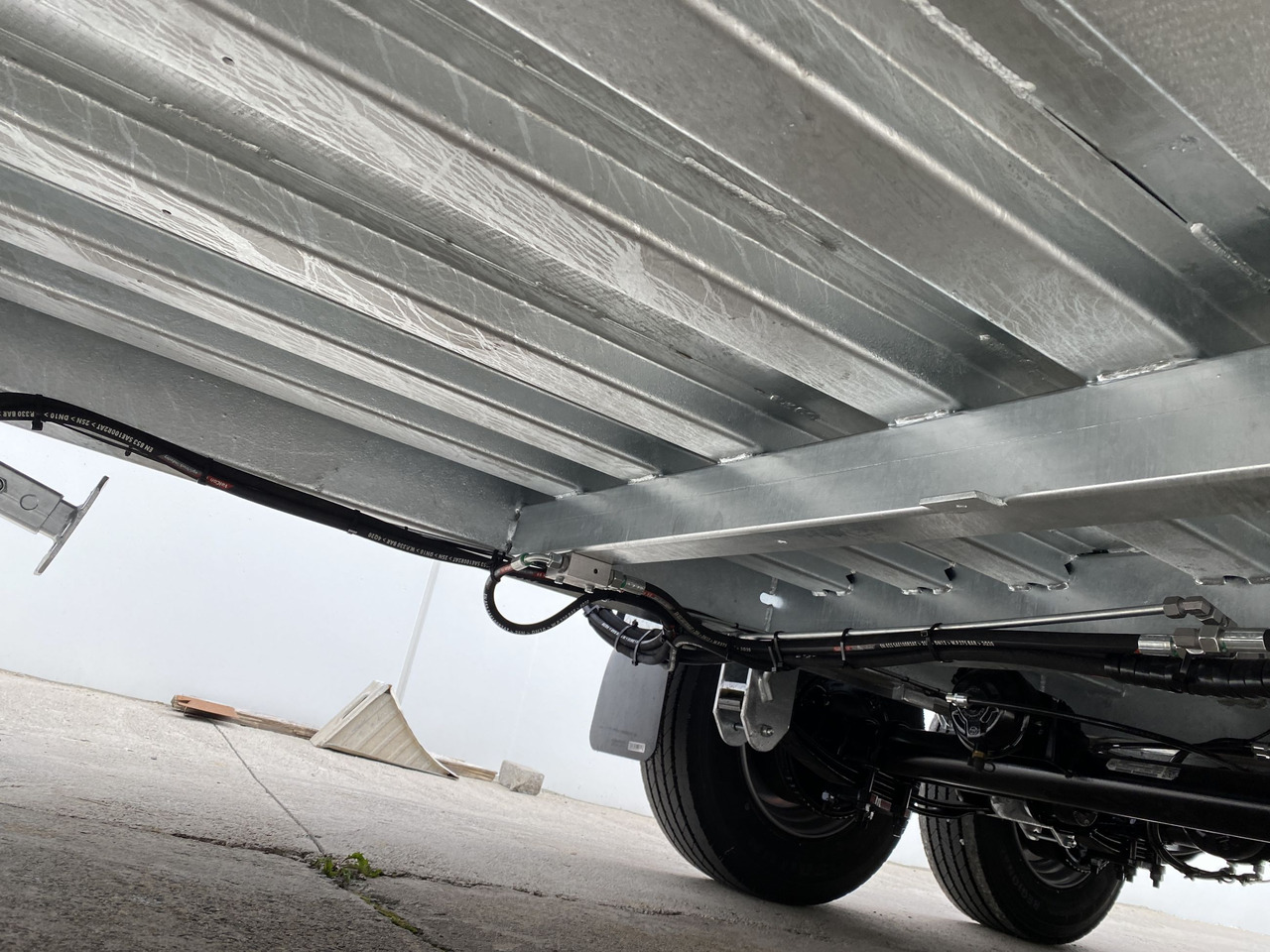 Möslein TT 11-E6x2 hydr. Rampen Tieflader für Fräsen breiten hydraulischen Rampen, Neu - Góndola rebajadas remolque: foto 4 Möslein TT 11-E6x2 hydr. Rampen Tieflader für Fräsen breiten hydraulischen Rampen, Neu - Góndola rebajadas remolque: foto 4