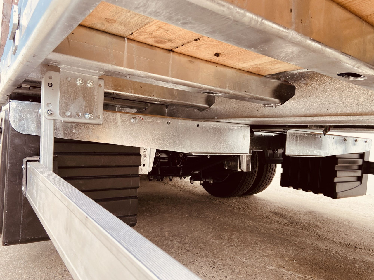 Möslein TT 34 Zugrohr Gerade 34 t GG Tridem- Tieflader 3 Achs, gelenktNeufahrzeug - Góndola rebajadas remolque: foto 2 Möslein TT 34 Zugrohr Gerade 34 t GG Tridem- Tieflader 3 Achs, gelenktNeufahrzeug - Góndola rebajadas remolque: foto 2