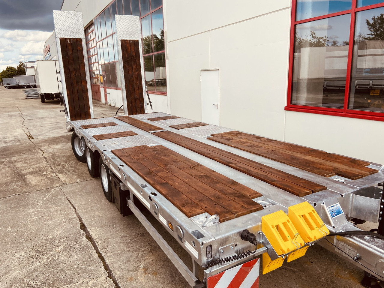 Möslein TT 34 Zugrohr Gerade 34 t GG Tridem- Tieflader 3 Achs, gelenktNeufahrzeug - Góndola rebajadas remolque: foto 2 Möslein TT 34 Zugrohr Gerade 34 t GG Tridem- Tieflader 3 Achs, gelenktNeufahrzeug - Góndola rebajadas remolque: foto 2