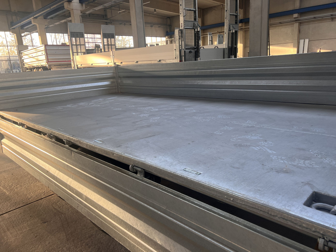 Möslein TTD 14 5,70 m 14 t Kipper Tieflader 5,70 m lang, Breite Reifen-- Neufahrzeug -- - Volquete remolque: foto 4 Möslein TTD 14 5,70 m 14 t Kipper Tieflader 5,70 m lang, Breite Reifen-- Neufahrzeug -- - Volquete remolque: foto 4