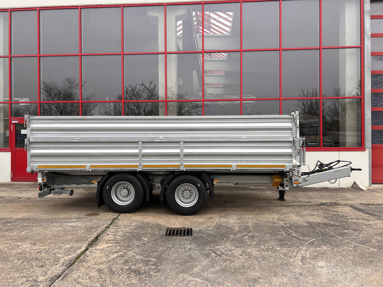 Möslein TTD 19 AB 19 t Tandem 3 Seiten Kipper TiefladerAufsatzbordwänden-- Neufahrzeug -- - Volquete remolque: foto 1 Möslein TTD 19 AB 19 t Tandem 3 Seiten Kipper TiefladerAufsatzbordwänden-- Neufahrzeug -- - Volquete remolque: foto 1