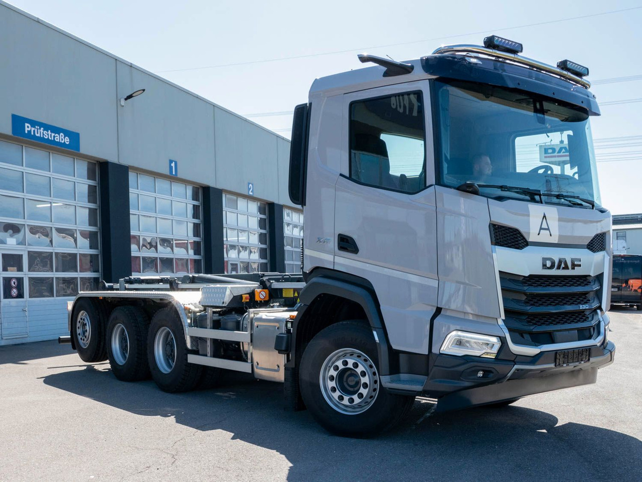 DAF XF 530 FAW mit VDL Abrollkipper DAF XF 530 FAW mit VDL Abrollkipper - Multibasculante camión: foto 2 DAF XF 530 FAW mit VDL Abrollkipper DAF XF 530 FAW mit VDL Abrollkipper - Multibasculante camión: foto 2