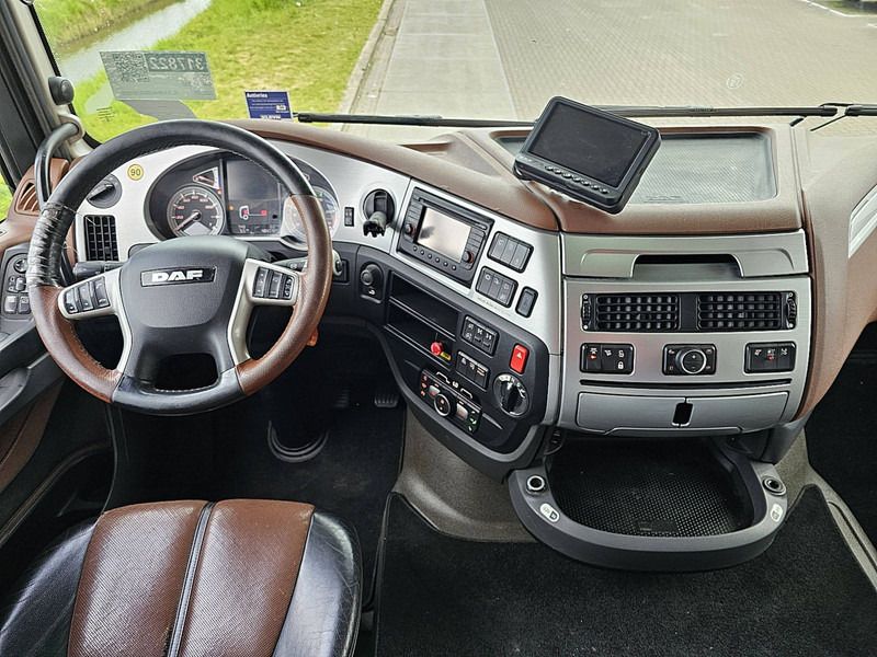 Foto del interior 1: Volquete camión DAF XF 530 8X4 FAW STEEL TIPPER Foto del interior 1: Volquete camión DAF XF 530 8X4 FAW STEEL TIPPER