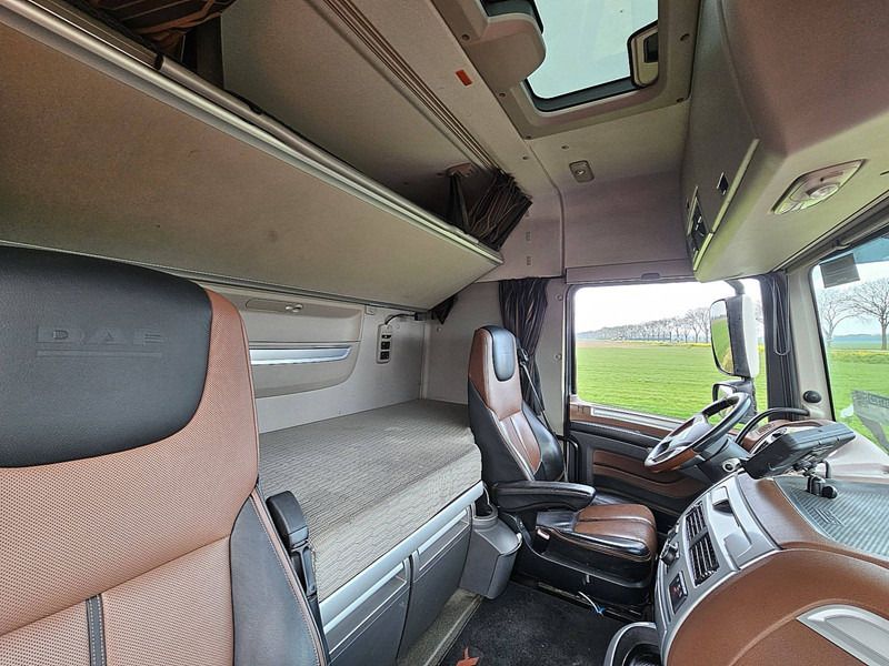 Foto del interior 2: Volquete camión DAF XF 530 8X4 FAW STEEL TIPPER Foto del interior 2: Volquete camión DAF XF 530 8X4 FAW STEEL TIPPER
