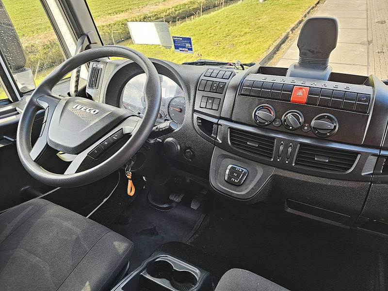 Foto del interior 1: Camión caja cerrada Iveco 140E28 EUROCARGO 3 SEATS AIRCO 88 TKM