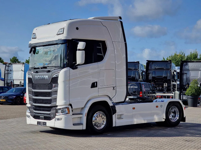Scania 590S V8 NGS Highline 4x2 - New - Facelift - Full spec - Retarder - Leather - Full air - Cabeza tractora: foto 3 Scania 590S V8 NGS Highline 4x2 - New - Facelift - Full spec - Retarder - Leather - Full air - Cabeza tractora: foto 3