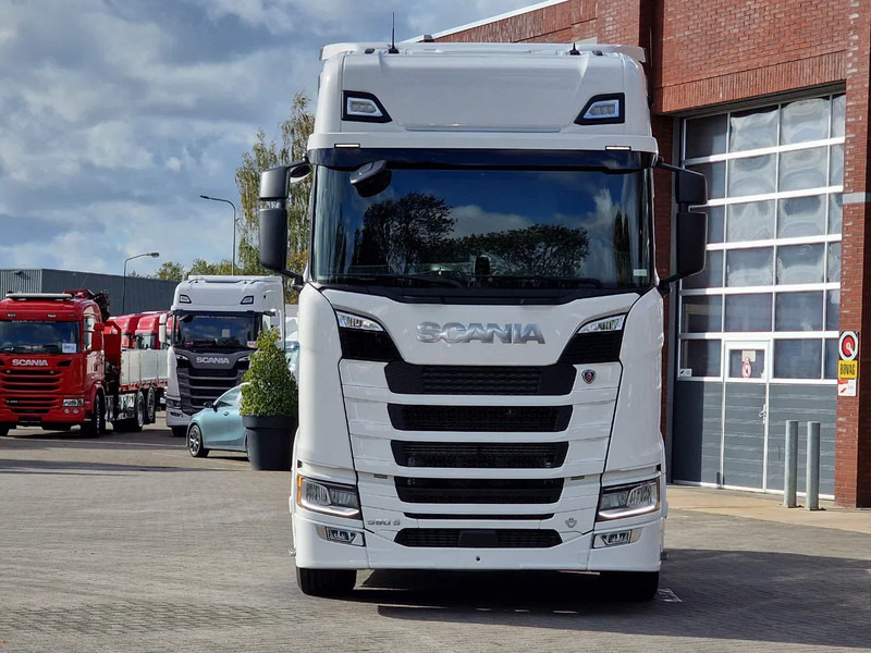 Scania 590S V8 NGS Highline 4x2 - New - Retarder - Leather - Alloy wheels Led - Navi - NEW! - Cabeza tractora: foto 2 Scania 590S V8 NGS Highline 4x2 - New - Retarder - Leather - Alloy wheels Led - Navi - NEW! - Cabeza tractora: foto 2