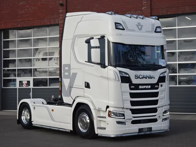 Scania 590S V8 NGS Highline 4x2 - New - Retarder - Leather - Alloy wheels Led - Navi - NEW! - Cabeza tractora: foto 1 Scania 590S V8 NGS Highline 4x2 - New - Retarder - Leather - Alloy wheels Led - Navi - NEW! - Cabeza tractora: foto 1