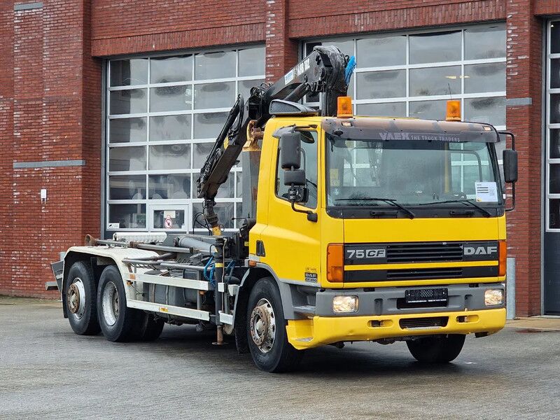 DAF CF 250 6x2*4 - Hooklift - HIAB 102 Crane - Manual gearbox - Steering axle - Euro 3 - Camión con equipo de cable, Camión grúa: foto 2 DAF CF 250 6x2*4 - Hooklift - HIAB 102 Crane - Manual gearbox - Steering axle - Euro 3 - Camión con equipo de cable, Camión grúa: foto 2