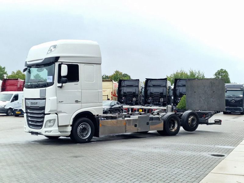 DAF XF 530 SuperSpaceCab 6x2*4 - Chassis 740 cm - Loadlift - Steering axle - Leather - - Chasis camión: foto 3 DAF XF 530 SuperSpaceCab 6x2*4 - Chassis 740 cm - Loadlift - Steering axle - Leather - - Chasis camión: foto 3