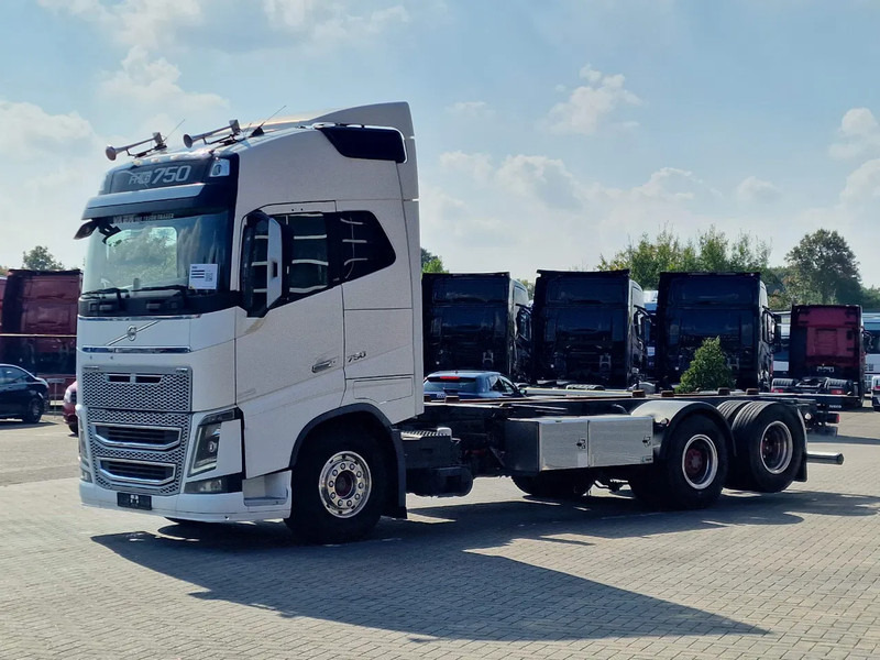 Volvo FH 16.750 Globetrotter 6x2 BDF - Retarder - HUB reduction - Euro 5 - 4.90 WB - Portacontenedore/ Intercambiable camión: foto 3 Volvo FH 16.750 Globetrotter 6x2 BDF - Retarder - HUB reduction - Euro 5 - 4.90 WB - Portacontenedore/ Intercambiable camión: foto 3