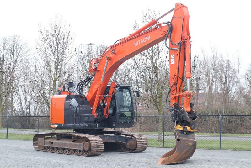 Hitachi ZX225 US LC-6 | ROTOTILT | BUCKET | GOOD CONDITION - Excavadora de cadenas: foto 5 Hitachi ZX225 US LC-6 | ROTOTILT | BUCKET | GOOD CONDITION - Excavadora de cadenas: foto 5