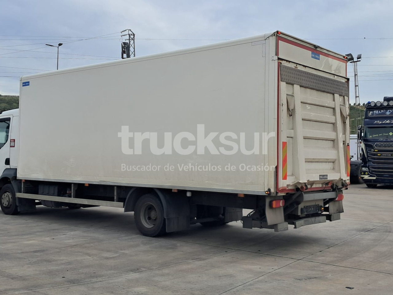 RENAULT D12.240 - Camión caja cerrada: foto 4 RENAULT D12.240 - Camión caja cerrada: foto 4