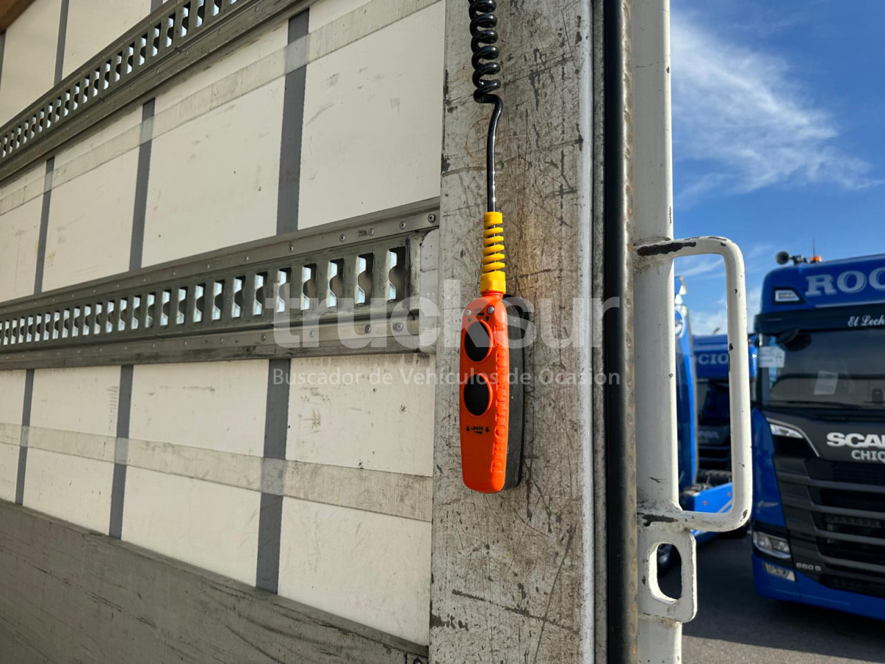 Camión lona SCANIA P320: foto 9