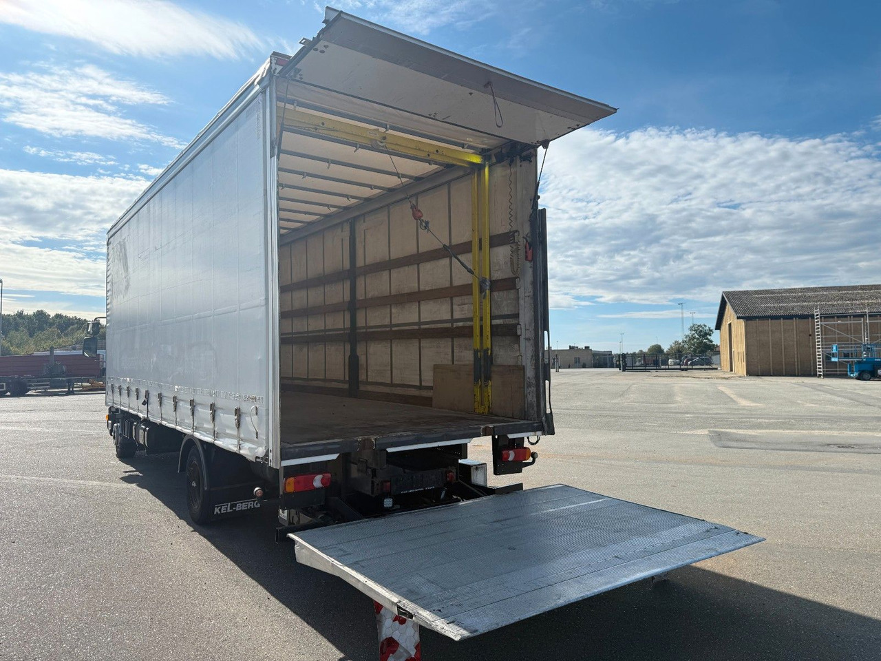 DAF LF 45 /220 4x2 Curtainsider and Taillift Euro 6 - Camión lona: foto 5 DAF LF 45 /220 4x2 Curtainsider and Taillift Euro 6 - Camión lona: foto 5